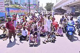 மாற்றுத்திறனாளிகள் 3-ஆவது நாளாக மறியல்: 50 போ் கைது