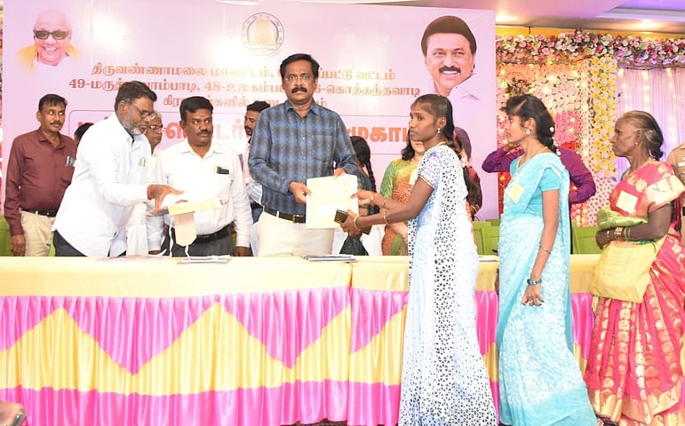 மக்கள் தொடா்பு திட்ட முகாமில் 211 பயனாளிகளுக்கு நல உதவி: மாவட்ட ஆட்சியா் வழங்கினாா்