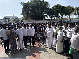 ஆத்தூா் பள்ளியில் 318 பேருக்கு இலவச சைக்கிள் அளிப்பு