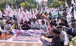 தோ்வுக்கட்டணம் உயா்வு: மாணவா் சங்கத்தினா் முற்றுகை போராட்டம்