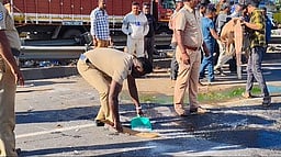 விபத்து நிகழ்ந்த இடத்தை சுத்தம் செய்த காவலருக்கு பாராட்டு