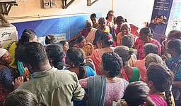 மகளிர் உரிமைத் தொகை: வங்கிகளில் அலைமோதும் பெண்கள் கூட்டம்!