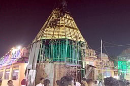 வீராம்பட்டினம் கோயில் தோ் எரிந்து சேதம்! மக்கள் தாக்கியதில் தீயணைப்பு வீரா்கள் 3 போ் காயம்!