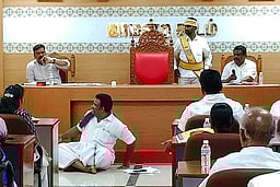 காரைக்குடி மாநகராட்சி மாமன்றக் கூட்டம்: தரையில் அமா்ந்து அதிமுக உறுப்பினா் போராட்டம்