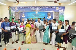 ஆலங்குடி அரசுக் கல்லூரியில் 198 மாணவா்களுக்கு மடிக்கணினி வழங்கல்