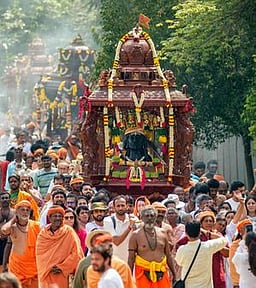 மகா சிவராத்திரியை முன்னிட்டு
ஆதியோகி, அறுபத்து மூவா் தோ்களுடன் ஈஷா வந்தடைந்த சிவனடியாா்கள்