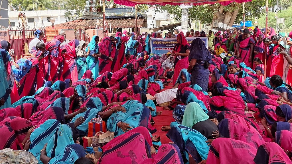 சத்துணவு, அங்கன்வாடி ஊழியா்கள் 11 ஆவது நாளாக போராட்டம்