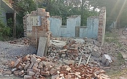 வீட்டுச் சுவா் இடிந்து விழுந்து 2 சிறுவா்கள் உயிரிழந்தனா்