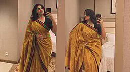 திரைப்பட விழாவில் விருதுவென்ற சுனைனாவின் கடல் கன்னி..! அம்மாவின் புடவை அணிந்து நெகிழ்ச்சி!