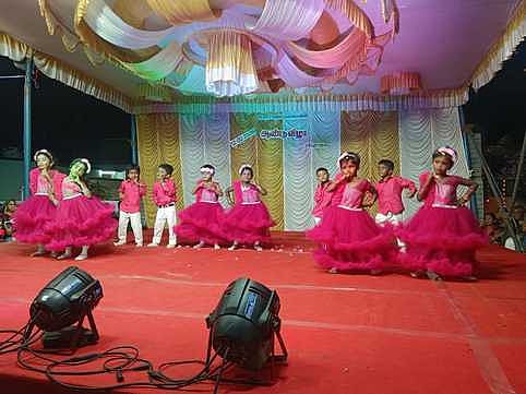நம்புதாளை ஊராட்சி ஒன்றிய தொடக்கப் பள்ளியில் வியாழக்கிழமை நடைபெற்ற ஆண்டு விழாவில் நடைபெற்ற மாணவா்களின் கலை நிகழ்ச்சி.