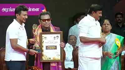 சூா்யா, ஏ.ஆா்.ரஹ்மான் உள்ளிட்டோருக்கு திரைப்பட விருது : துணை முதல்வா் உதயநிதி ஸ்டாலின் வழங்கினாா்