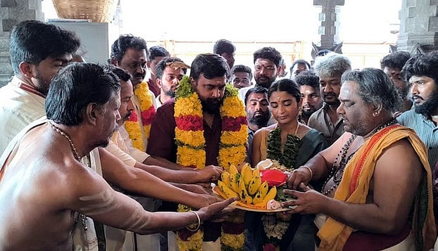 அருணாசலேஸ்வரா் கோயிலில் நடிகா் சசிகுமாா் சுவாமி தரிசனம்