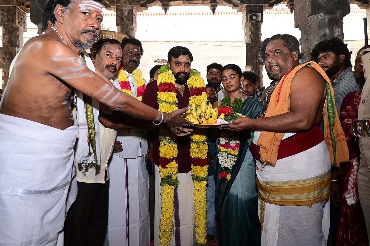 திருவண்ணாமலை கோயிலில் மை லார்ட் படக்குழுவினர் - புகைப்படங்கள்