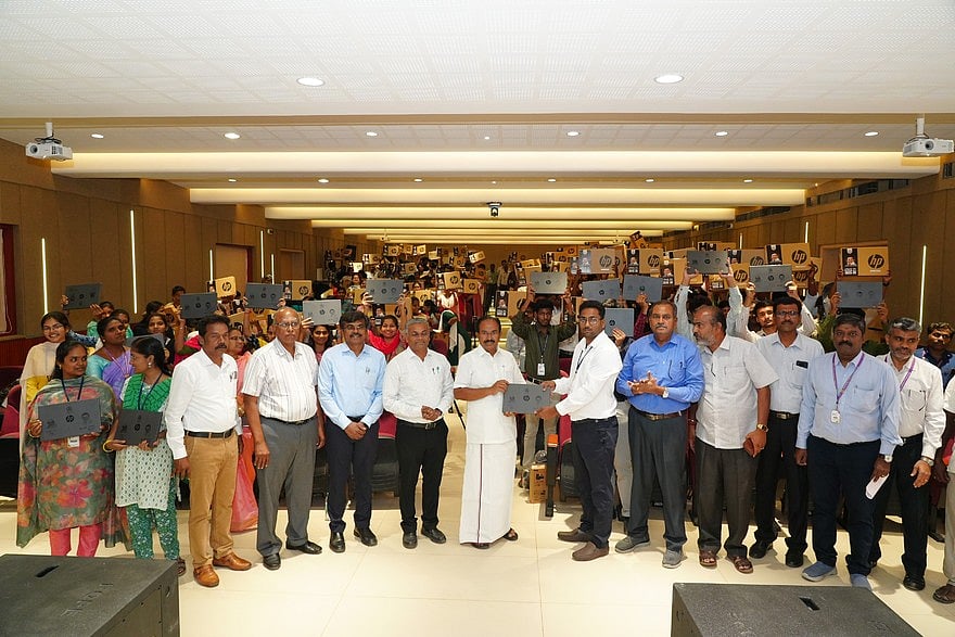 நாலெட்ஜ் தொழில்நுட்பக் கல்லூரியில் மாணவா்களுக்கு மடிக்கணினி வழங்கல்