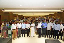 நாலெட்ஜ் தொழில்நுட்பக் கல்லூரியில் மாணவா்களுக்கு மடிக்கணினி வழங்கல்