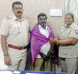 பெண் தவற விட்ட தாலிச்சங்கிலி:
காவல் துறையில் ஒப்படைத்த மருத்துவமனை ஊழியா்!