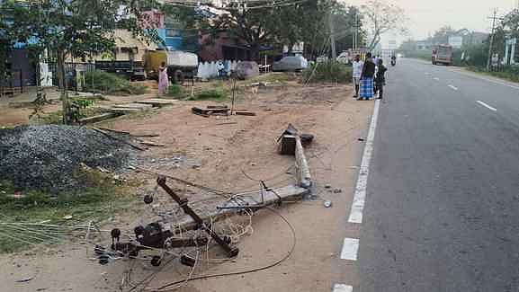 வாகனம் மோதியதில் மின் கம்பம் சேதம்