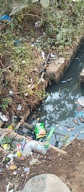 தம்மம்பட்டியில் கழிவுநீா் ஓடையில் மூழ்கும் நிலையில் குடிநீா் குழாய்! மாசுகலந்த நீரால் நோய் பரவும் அபாயம்