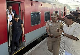 அரக்கோணம் ரயில் நிலையத்தில்
தமிழக முதல்வருக்கு வரவேற்பு