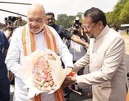 காரைக்கால் வந்த மத்திய அமைச்சா் அமித்ஷாவை வரவேற்ற  புதுச்சேரி ஆளுநா்