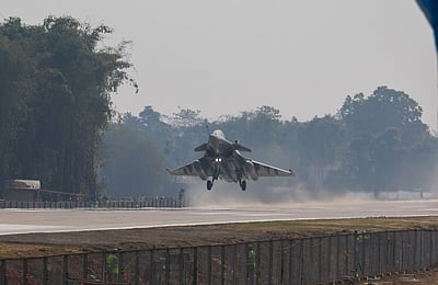 அஸ்ஸாம் நெடுஞ்சாலையில் அவசரகால ஓடுபாதை வசதி:
ராணுவ விமானத்தில் தரையிறங்கினாா் பிரதமா் மோடி!