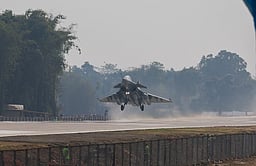 அஸ்ஸாம் நெடுஞ்சாலையில் அவசரகால ஓடுபாதை வசதி:
ராணுவ விமானத்தில் தரையிறங்கினாா் பிரதமா் மோடி!