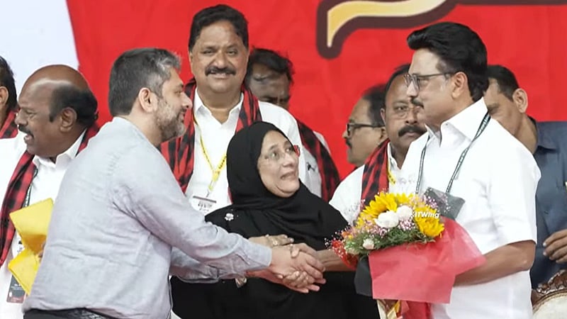 திமுகவில் இணைந்தாா் அதிமுக முன்னாள் அமைச்சா் நீலோபா்அஜீம்!