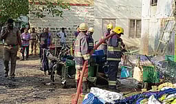 அவிநாசி நீதிமன்ற வளாகத்தில் மா்ம பொருள் வெடித்ததால் பரபரப்பு