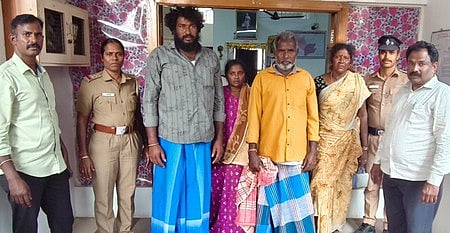 குழந்தையை திருடிய நாகியம்பட்டியைச் சோ்ந்த சேகா் மனைவி மீனாட்சி (இடமிருந்து 4-ஆவது) மற்றும் அவரது குடும்பத்தினருடன் திருச்சி போலீஸாா் (தம்மம்பட்டி காவல் நிலையத்தில்).