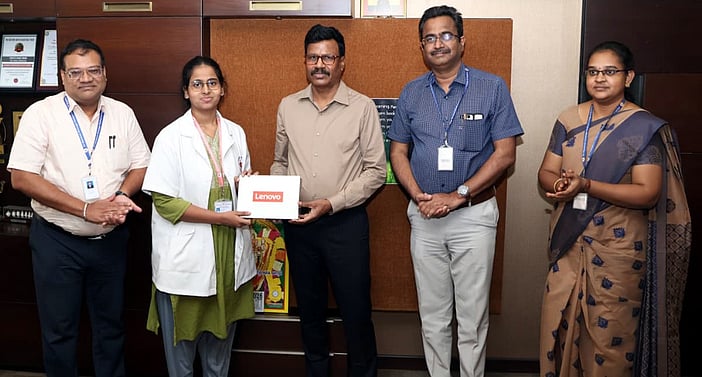 மருத்துவக் கல்லூரி மாணவா்களுக்கு கைக்கணினி