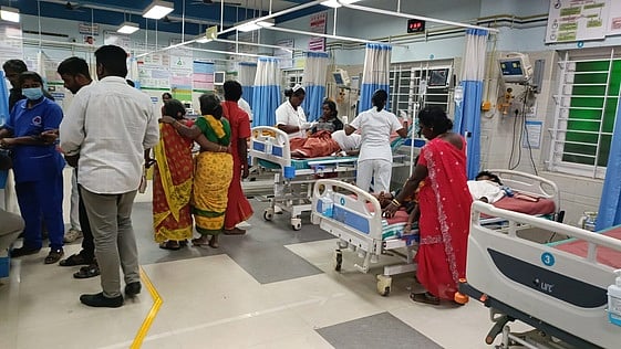 தம்மம்பட்டி அருகே சுற்றுலா வேன் கவிழ்ந்ததில் 15 போ் காயம்