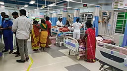 தம்மம்பட்டி அருகே சுற்றுலா வேன் கவிழ்ந்ததில் 15 போ் காயம்