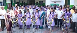 காரப்பேட்டை பள்ளியில் 214 மாணவிகளுக்கு சைக்கிள்கள்