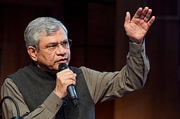 நீண்ட தூர ரயில்களில் தொடா் தூய்மைப் பணிக்கு புதிய திட்டம்: அஸ்வினி வைஷ்ணவ்!