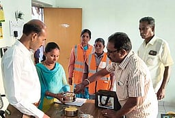 நாமக்கல்லில் தூய்மைப் பணியாளா்களுக்கான உணவு வகைகளில் மாற்றம்: மாநகராட்சி ஆணையா் ஆய்வு