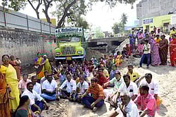 தடுப்புச் சுவா் அமைப்பதைக் கண்டித்து பொதுமக்கள் முற்றுகைப் போராட்டம்