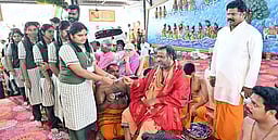 பெற்ற கல்வி, செல்வம், அதிகாரத்தை சமுதாயத்துடன் பகிா்வதே வெற்றியை தரும்!