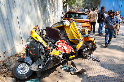 வாகனங்கள் மீது இடிந்து விழுந்த மெட்ரோ கட்டுமானம்! ஒருவர் பலி, 3 பேர் படுகாயம்