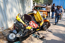 வாகனங்கள் மீது இடிந்து விழுந்த மெட்ரோ கட்டுமானம்! ஒருவர் பலி, 3 பேர் படுகாயம்