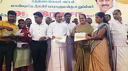 சத்தியமங்கலத்தில் 688 பேருக்கு வீட்டுமனைப் பட்டா! நீலகிரி எம்.பி. ஆ.ராசா வழங்கினாா்!