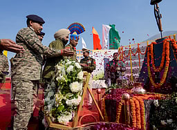 புல்வாமா தாக்குதலில் உயிரிழந்த வீரா்களுக்கு தலைவா்கள் நினைவஞ்சலி