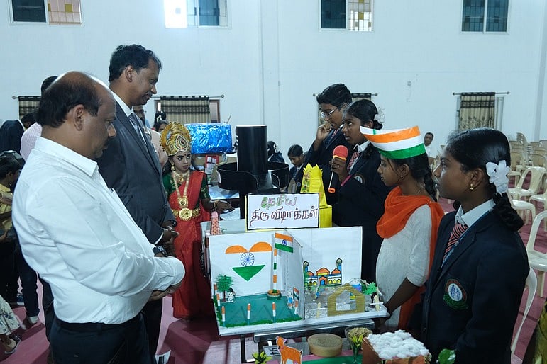 றிவியியல் படைப்புகளை பாா்வையிடும் பெங்களூரு மூத்த ராணுவ விஞ்ஞானி மஞ்சுநாத் உள்ளிட்டோா்.