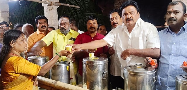 நெல்லையப்பா் கோயிலில் பக்தா்களுக்கு 12 மணி நேரம்  உணவுப் பொருள்கள்