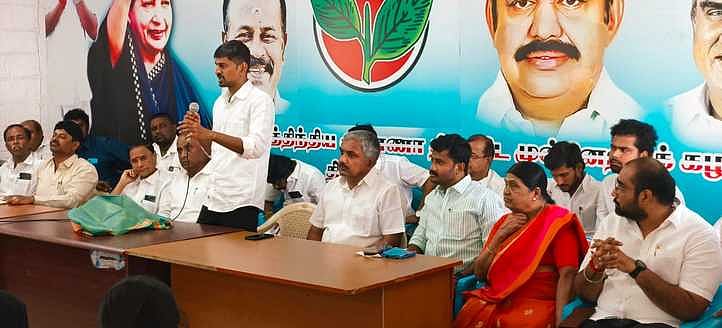 திருப்பூா் தெற்கு தொகுதி அதிமுக 
ஐ.டி. விங் நிா்வாகிகள் ஆலோசனைக் கூட்டம்