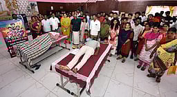 காதலா் தினத்தில் ரத்த தானம்