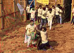 தவசிமடையில் ஜல்லிக்கட்டு: 27 போ் காயம்