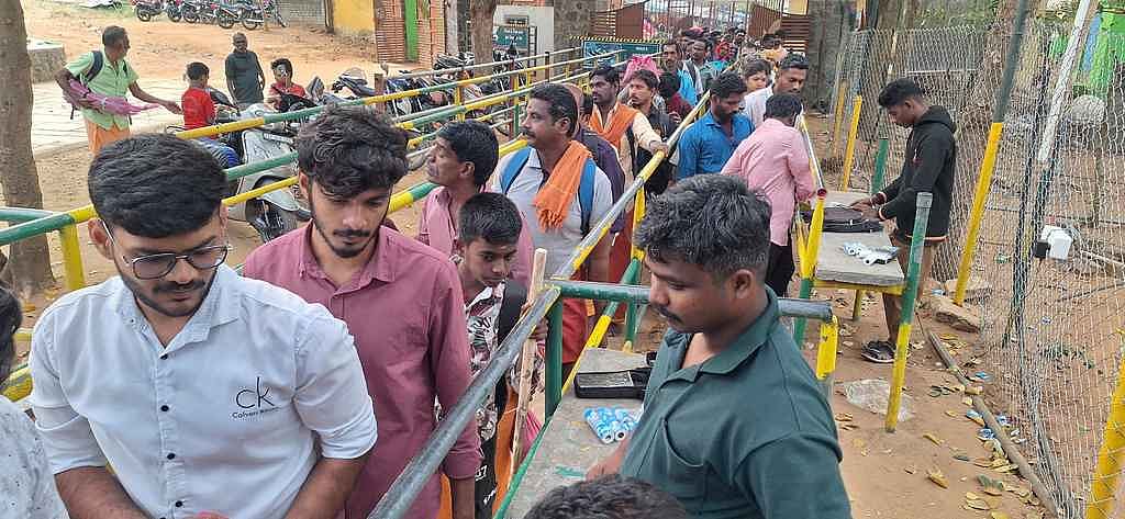 வத்திராயிருப்பு அருகேயுள்ள சதுரகிரி சுந்தரமகாலிங்கம் கோயிலுக்கு ஞாயிற்றுக்கிழமை சென்ற பக்தா்கள்.