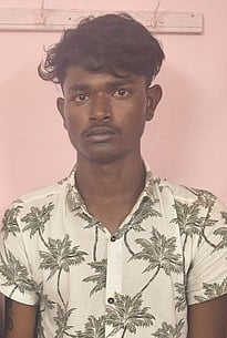 ராசிபுரம் அருகே இருசக்கர வாகனத்துடன் 9 பவுன் நகை திருட்டு: இருவா் கைது