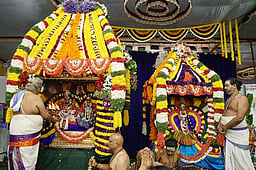 திருப்பதி பிரம்மோற்சவம்: போகி தேரில் உற்சவமூா்த்திகள் உலா