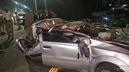 பெங்களூரில் வேகமாக வந்த கார் பேருந்து மீது மோதல்: இளைஞர்கள் 5 பேர் பலி